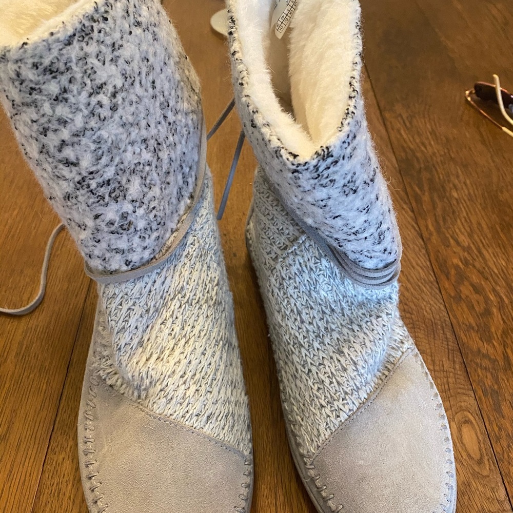 Women’s gray/white suede Toms size 9 slipper boot